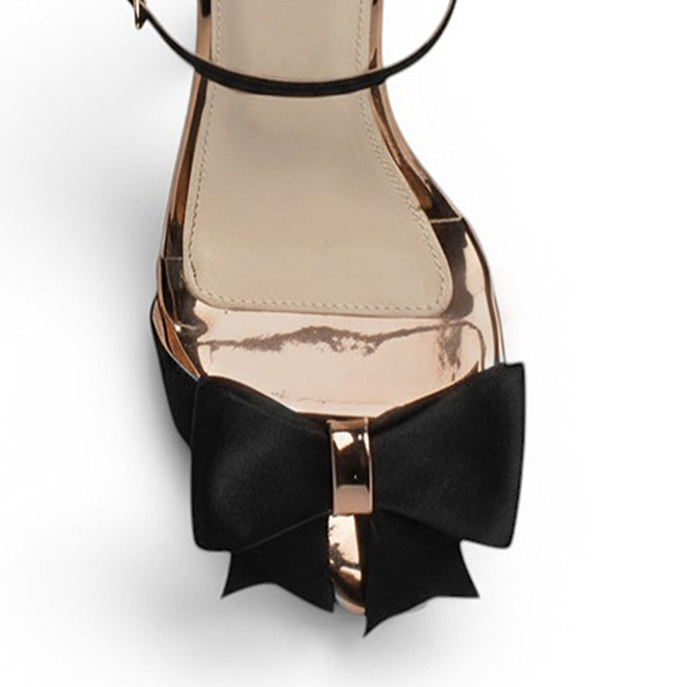 Vista de material shantung en zapatilla negra para mujer con pulsera y moño de tacón delgado de 10cm