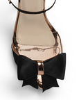 Vista de material shantung en zapatilla negra para mujer con pulsera y moño de tacón delgado de 10cm