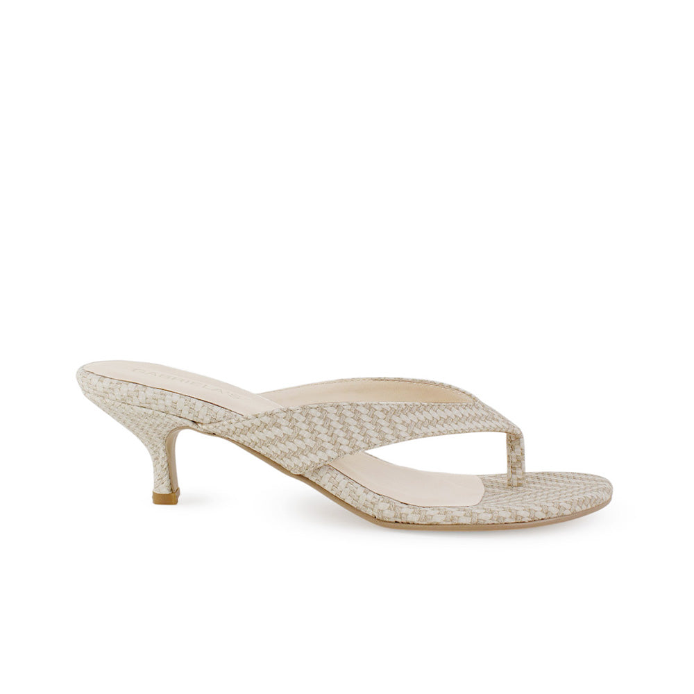 Vista lateral de zapatilla beige en diseño descubierto para mujer de para de gallo con tacón bajo de 6cm 