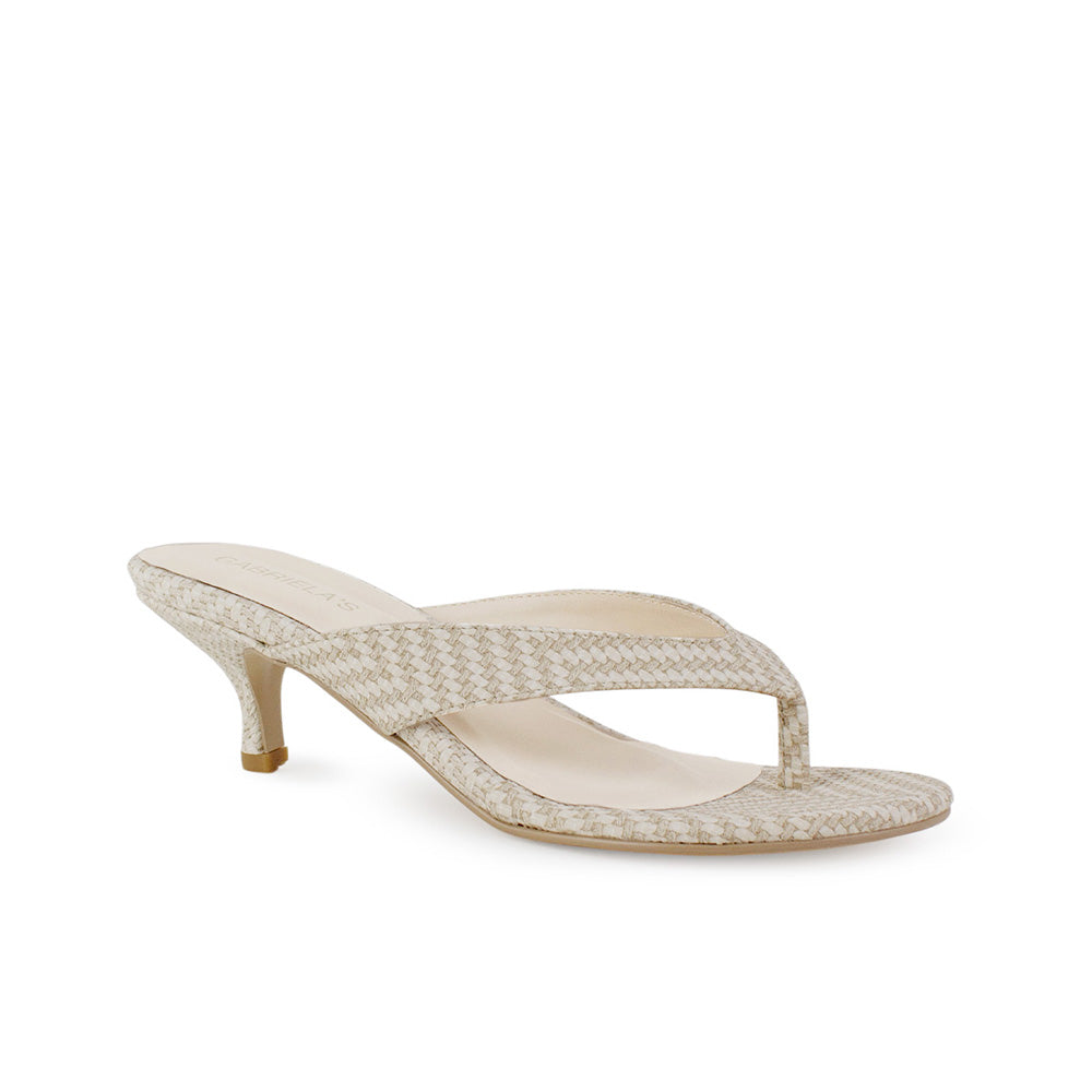 Vista diagonal de zapatilla beige para mujer de pata de gallo con tacón bajo de 6cm de meter
