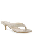 Vista diagonal de zapatilla beige para mujer de pata de gallo con tacón bajo de 6cm de meter
