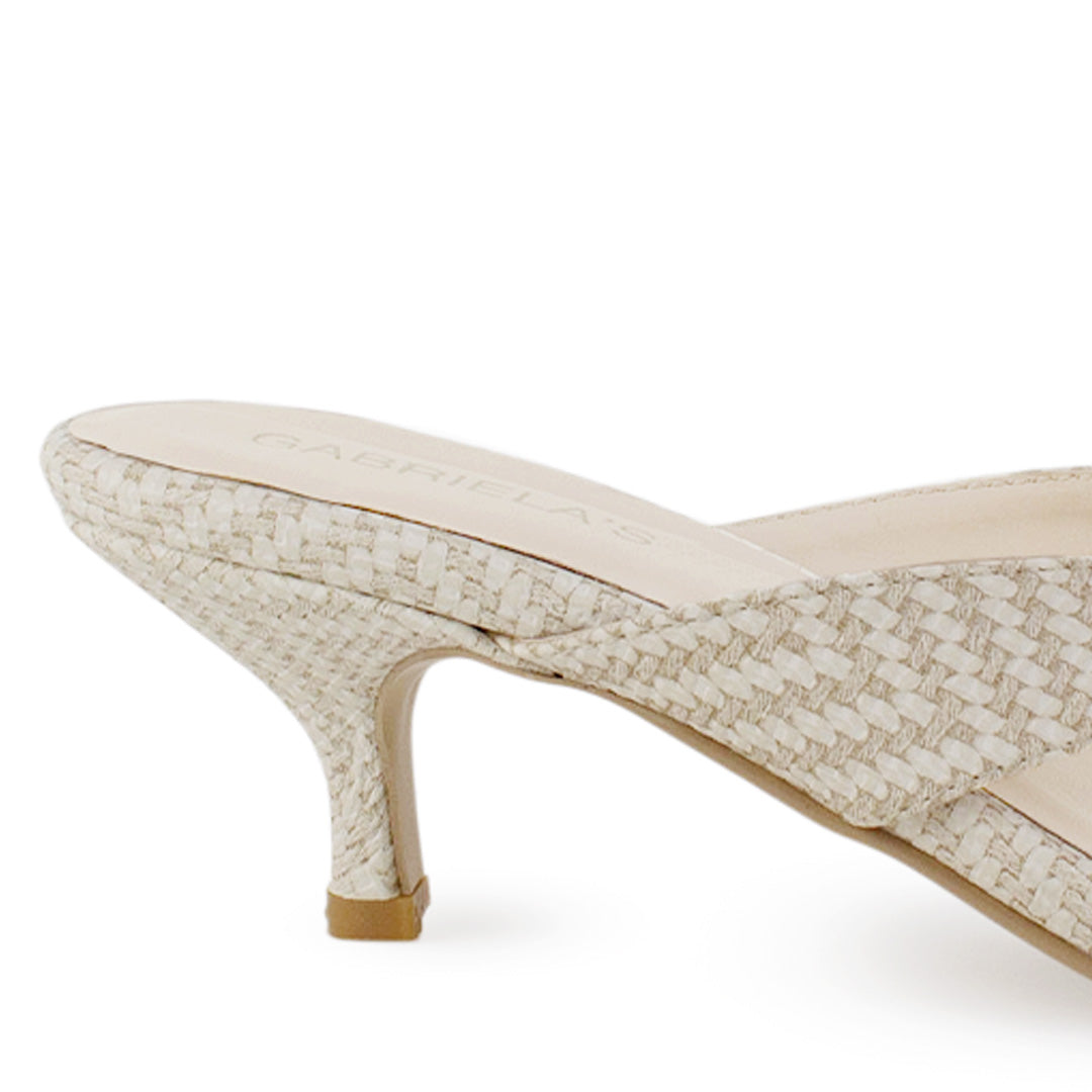 Vista trasera de tacón delgado bajo de 6cm en zapatilla beige en diseño descubierto para mujer con pata de gallo