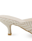 Vista trasera de tacón delgado bajo de 6cm en zapatilla beige en diseño descubierto para mujer con pata de gallo