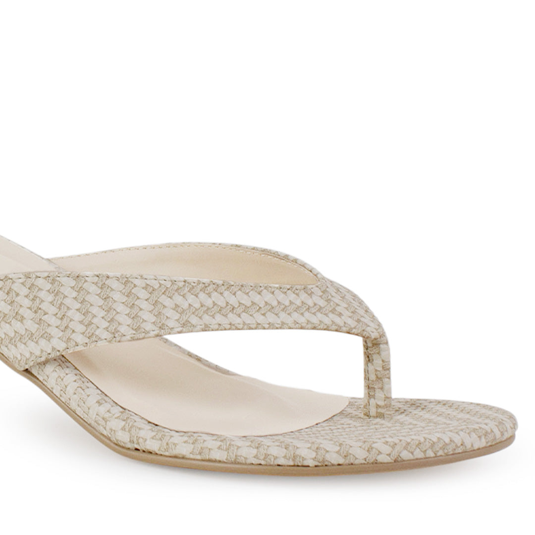 Vista a detalle de punta redonda con pata de gallo en zapatilla beige de diseño descubierto de meter para mujer