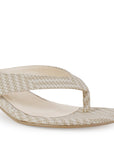 Vista a detalle de punta redonda con pata de gallo en zapatilla beige de diseño descubierto de meter para mujer