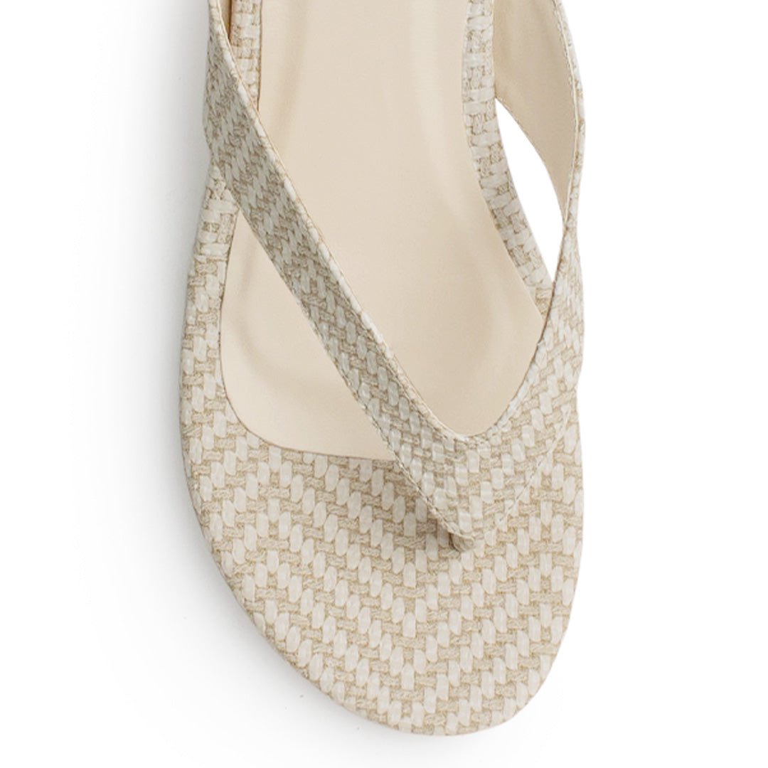 Vista de material sintético en zapatilla beige para mujer con pata de gallo punta redonda y tacón bajo de 6cm