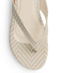 Vista de material sintético en zapatilla beige para mujer con pata de gallo punta redonda y tacón bajo de 6cm