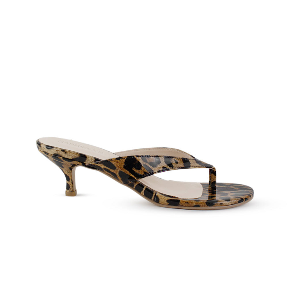 Vista lateral de zapatilla cafe con negro en diseño descubierto para mujer de para de gallo con tacón bajo de 6cm 