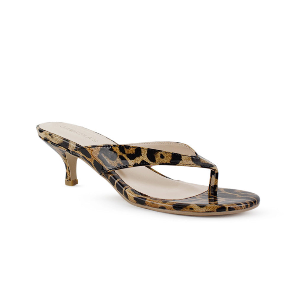 Vista diagonal de zapatilla cafe con negro para mujer de pata de gallo con tacón bajo de 6cm de meter