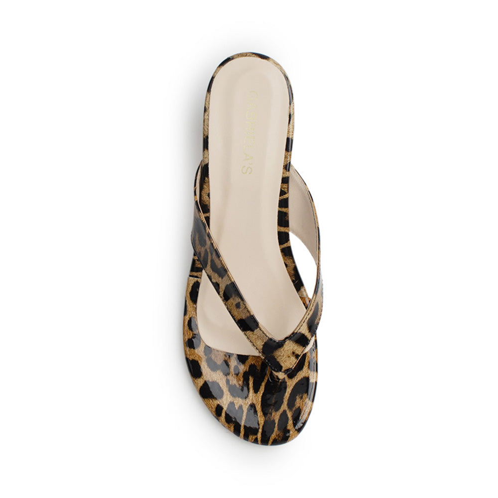 Vista superior de zapatilla en diseño descubierto para mujer con punta redonda de pata de gallo de meter en color cafe con negro 