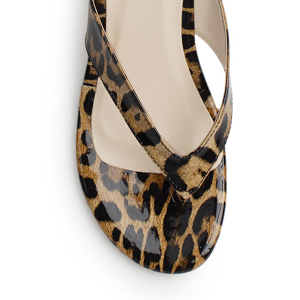Vista de material charol en zapatilla cafe con negro para mujer con pata de gallo punta redonda y tacón bajo de 6cm