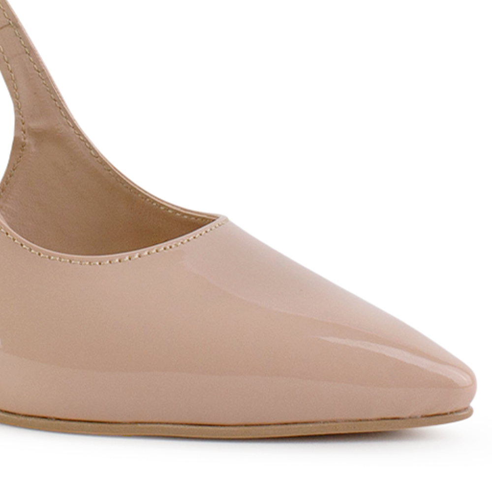 detalle del material charol en las zapatillas nude para dama destalonadas con ajuste elástico y tacón alto 11 cm