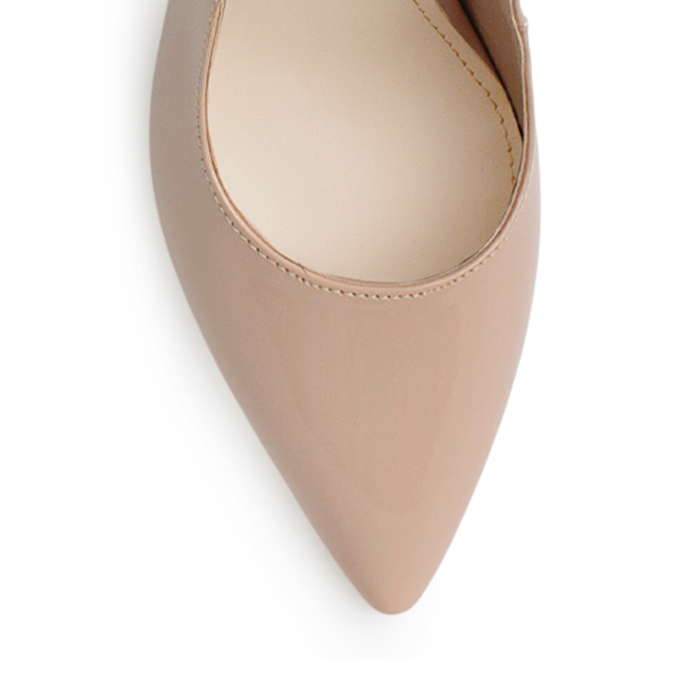 vista del detalle en la punta fina de las zapatillas nude stiletto para dama con ajuste elástico y tacón alto 11 cm