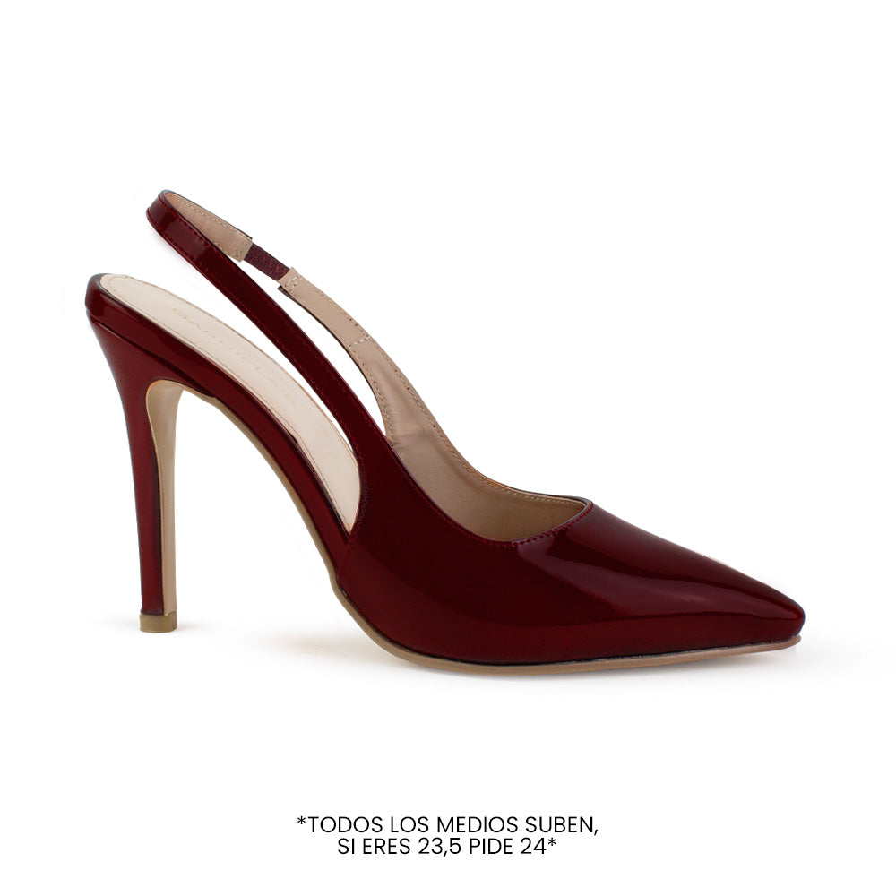 vista lateral de zapatillas vino de charol para dama stilleto destalonadas con ajuste elástico y tacón alto 11cm