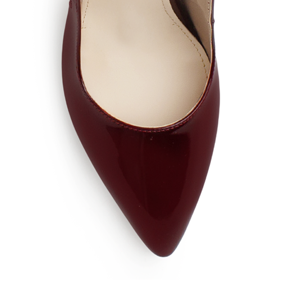 vista del detalle en la punta fina de las zapatillas vino stiletto para dama con ajuste elástico y tacón alto 11 cm