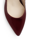 vista del detalle en la punta fina de las zapatillas vino stiletto para dama con ajuste elástico y tacón alto 11 cm