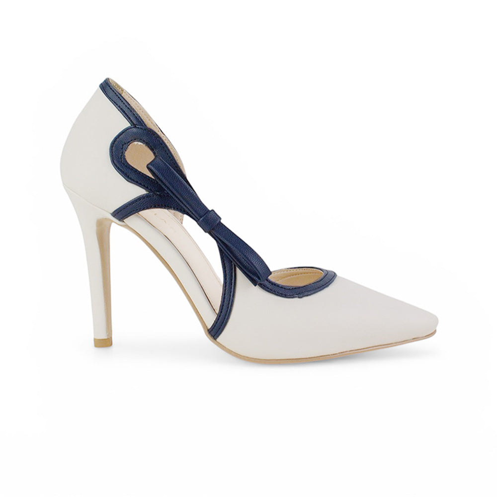 Vista lateral de zapatilla beige con azul marino punta fina para mujer con tacón delgado y moño lateral