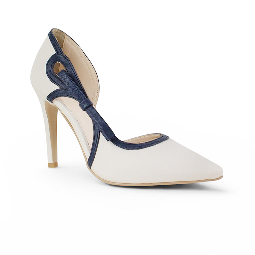 Vista diagonal de zapatilla beige con azul marino punta fina para mujer con tacón delgado de 10cm y moño lateral tipo stiletto
