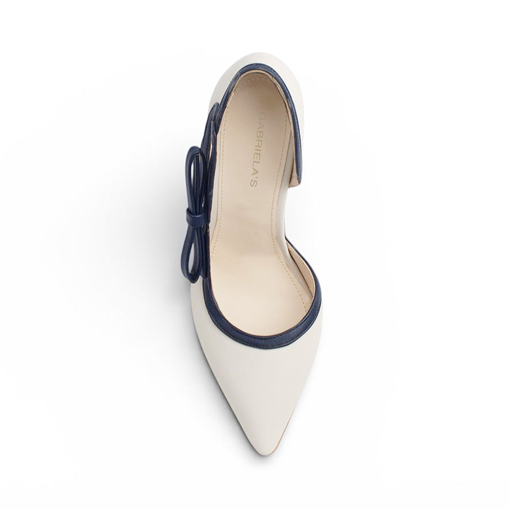 Vista superior de zapatilla beige con azul marino para mujer con punta fina y moño lateral tipo stiletto