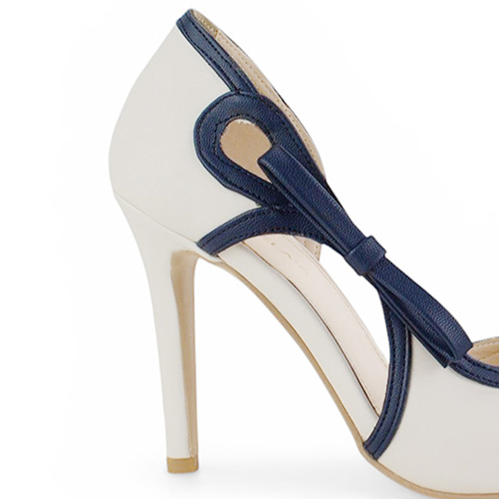 Vista trasera de tacón delgado de 10cm en zapatilla para mujer con moño lateral  tipo stiletto en color beige con azul marino