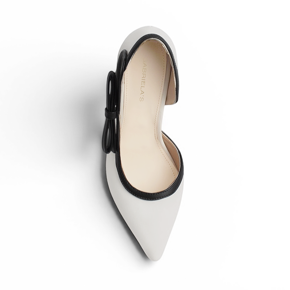 Vista superior de zapatilla beige con negro para mujer con punta fina y moño lateral tipo stiletto
