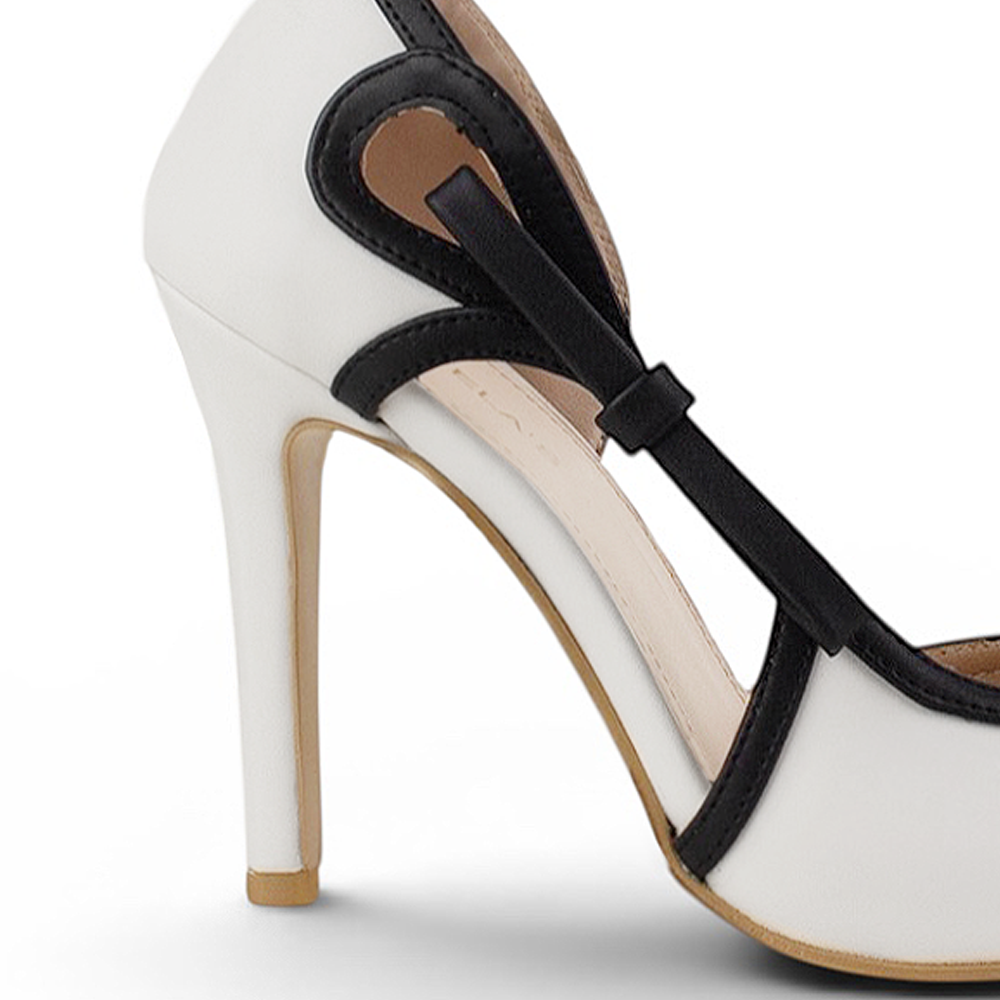 Vista trasera de tacón delgado de 10cm en zapatilla para mujer con moño lateral  tipo stiletto en color beige con negro