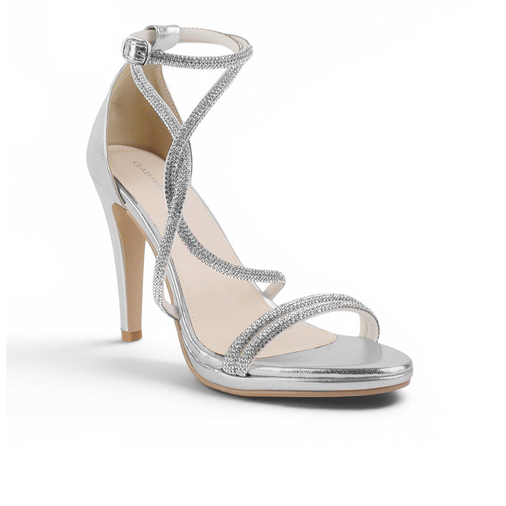Vista diagonal de zapatilla plateada para mujer con pedrería pulsera ajustable y tacón delgado de 10cm