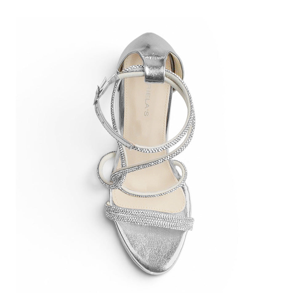 Vista superior de zapatilla plateada de diseño descubierto para mujer con tiras de pedrería y pulsera ajustable