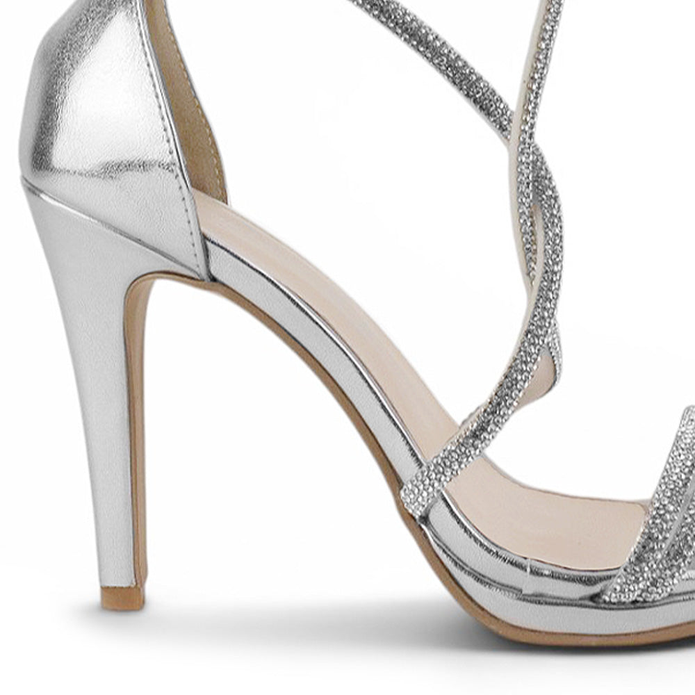 Vista trasera de tacón delgado medio de 10cm en zapatilla plateada de diseño descubierto para mujer con pedrería 