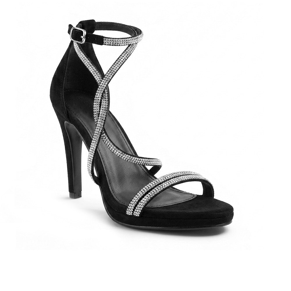 Vista diagonal de zapatilla negra para mujer con pedrería pulsera ajustable y tacón delgado de 10cm