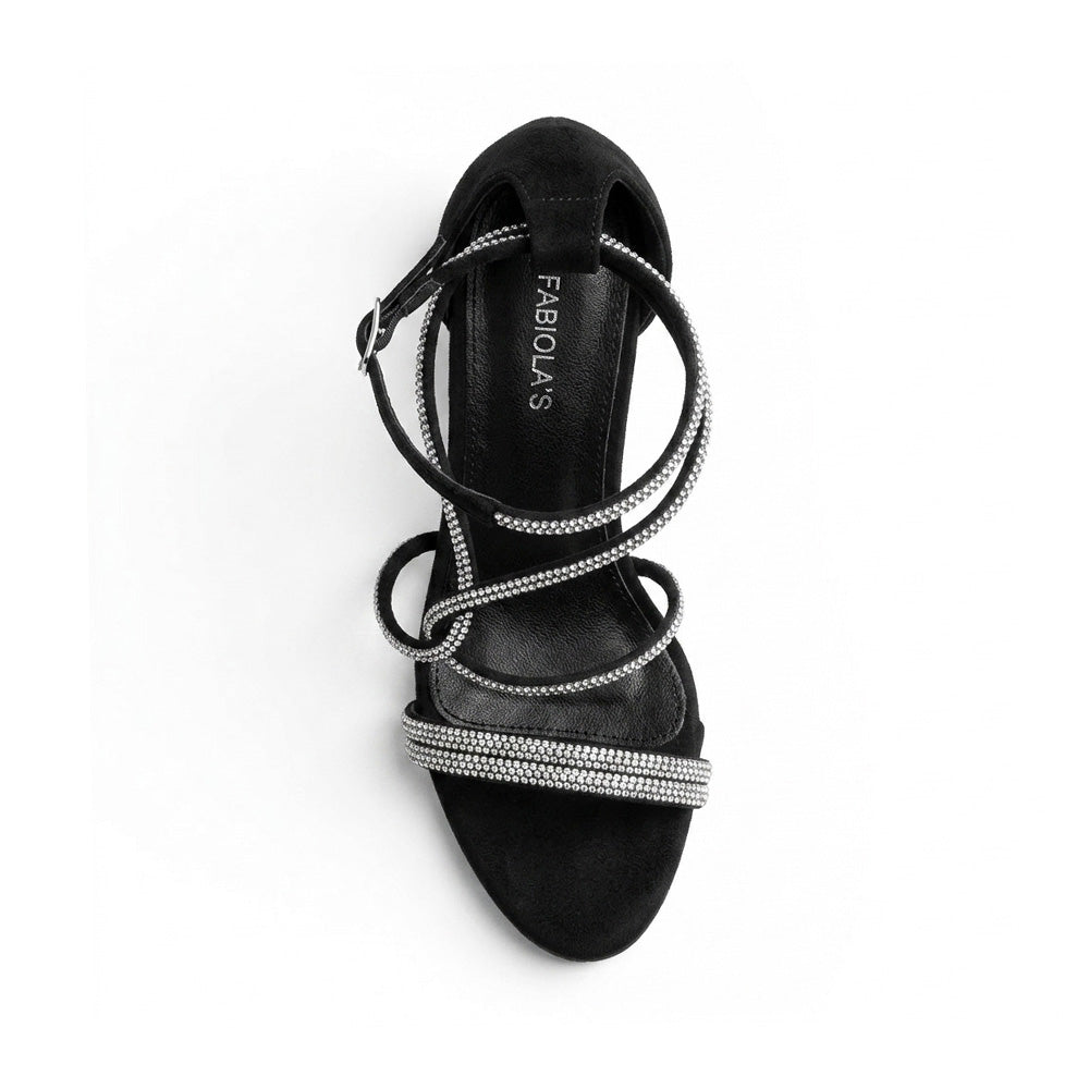 Vista superior de zapatilla negra de diseño descubierto para mujer con tiras de pedrería y pulsera ajustable