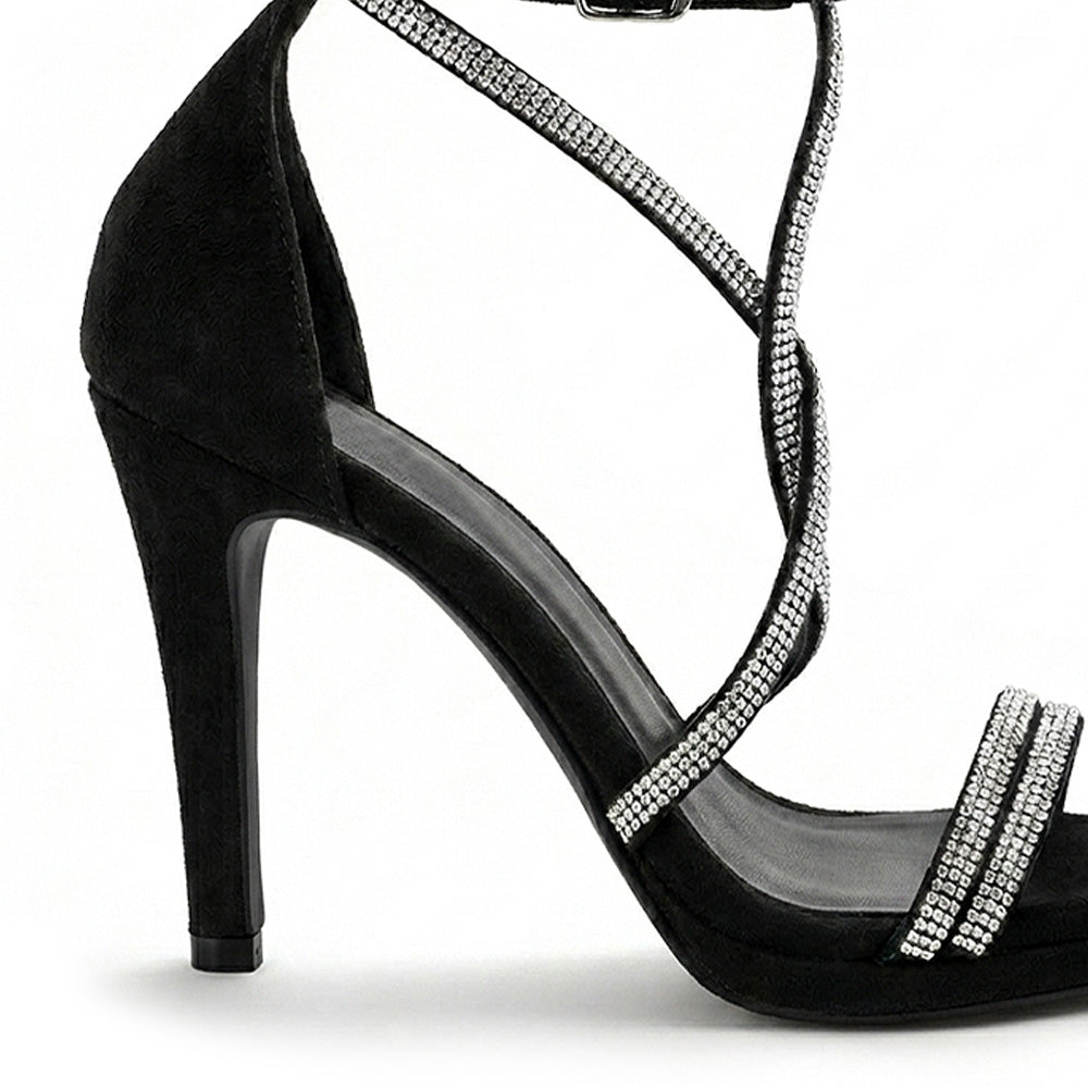 Vista trasera de tacón delgado medio de 10cm en zapatilla negra de diseño descubierto para mujer con pedrería 