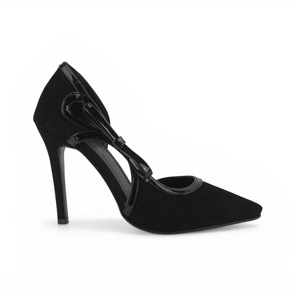 Vista lateral de zapatilla negra punta fina para mujer con tacón delgado y moño lateral
