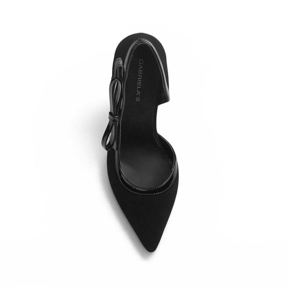 Vista superior de zapatilla negra para mujer con punta fina y moño lateral tipo stiletto
