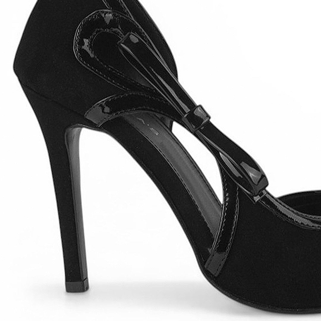 Vista trasera de tacón delgado de 10cm en zapatilla para mujer con moño lateral  tipo stiletto en color negro