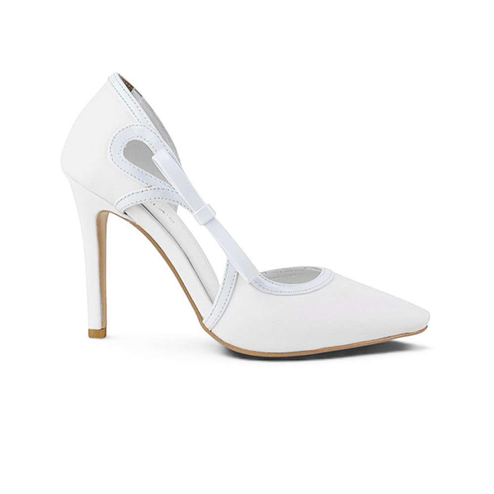 Vista lateral de zapatilla blanca punta fina para mujer con tacón delgado y moño lateral