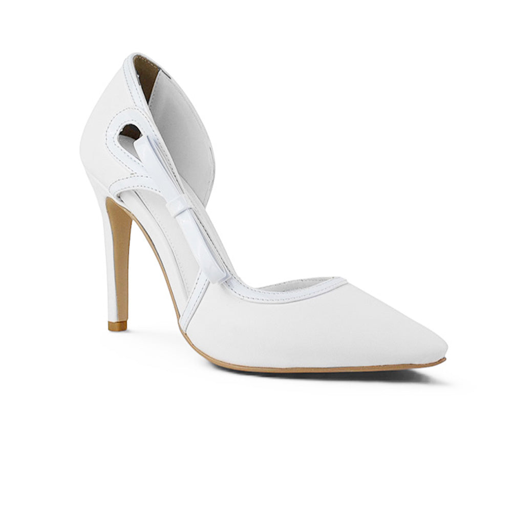 Vista diagonal de zapatilla blanca punta fina para mujer con tacón delgado de 10cm y moño lateral tipo stiletto