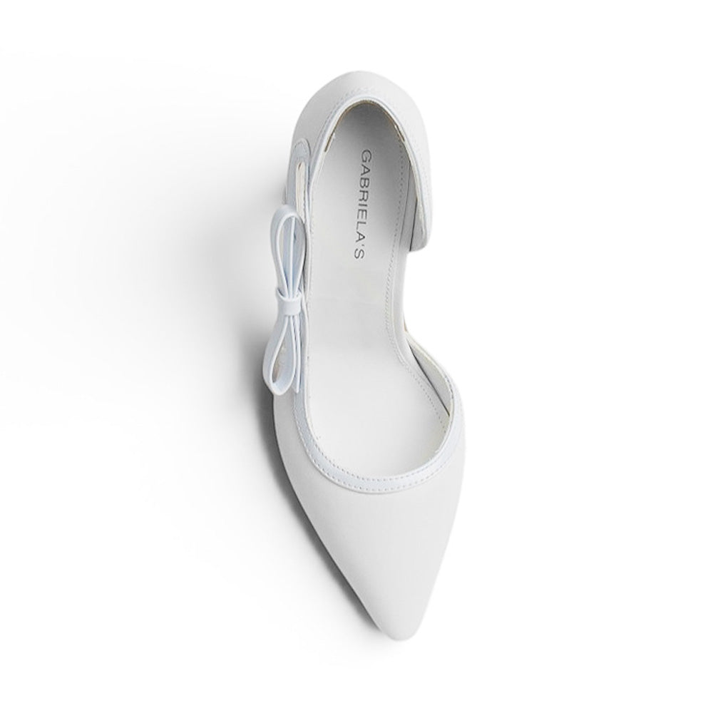 Vista superior de zapatilla blanca para mujer con punta fina y moño lateral tipo stiletto