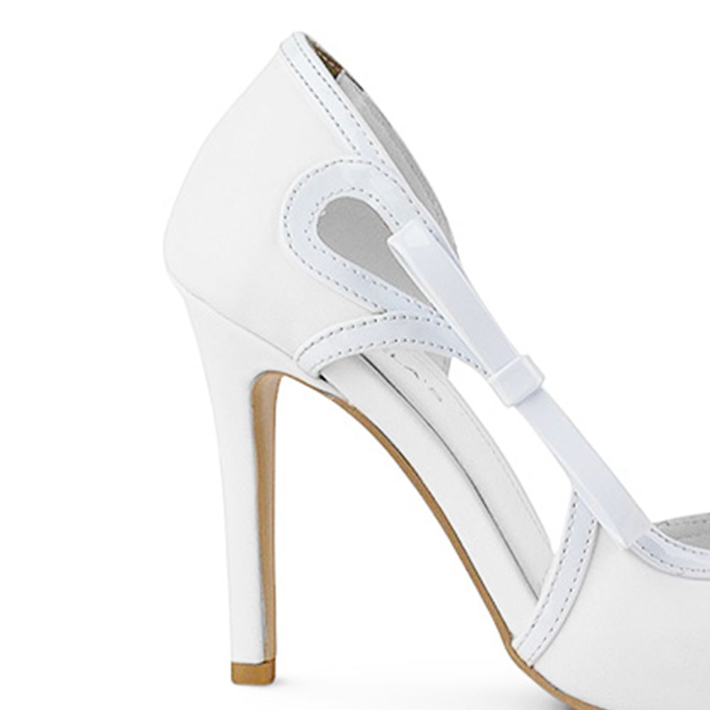 Vista trasera de tacón delgado de 10cm en zapatilla para mujer con moño lateral  tipo stiletto en color blanco