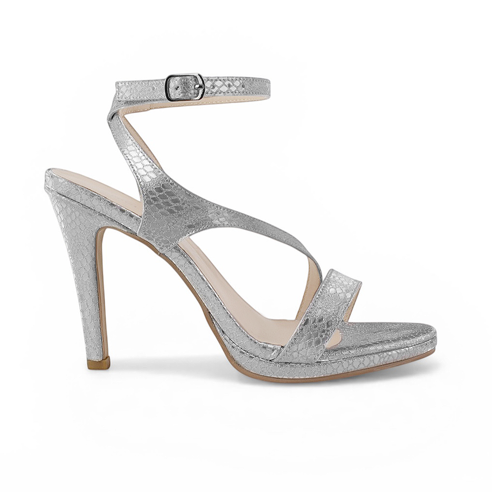 Vista lateral de zapatillas plateadas para mujer con pulsera de tacón alto 11cm