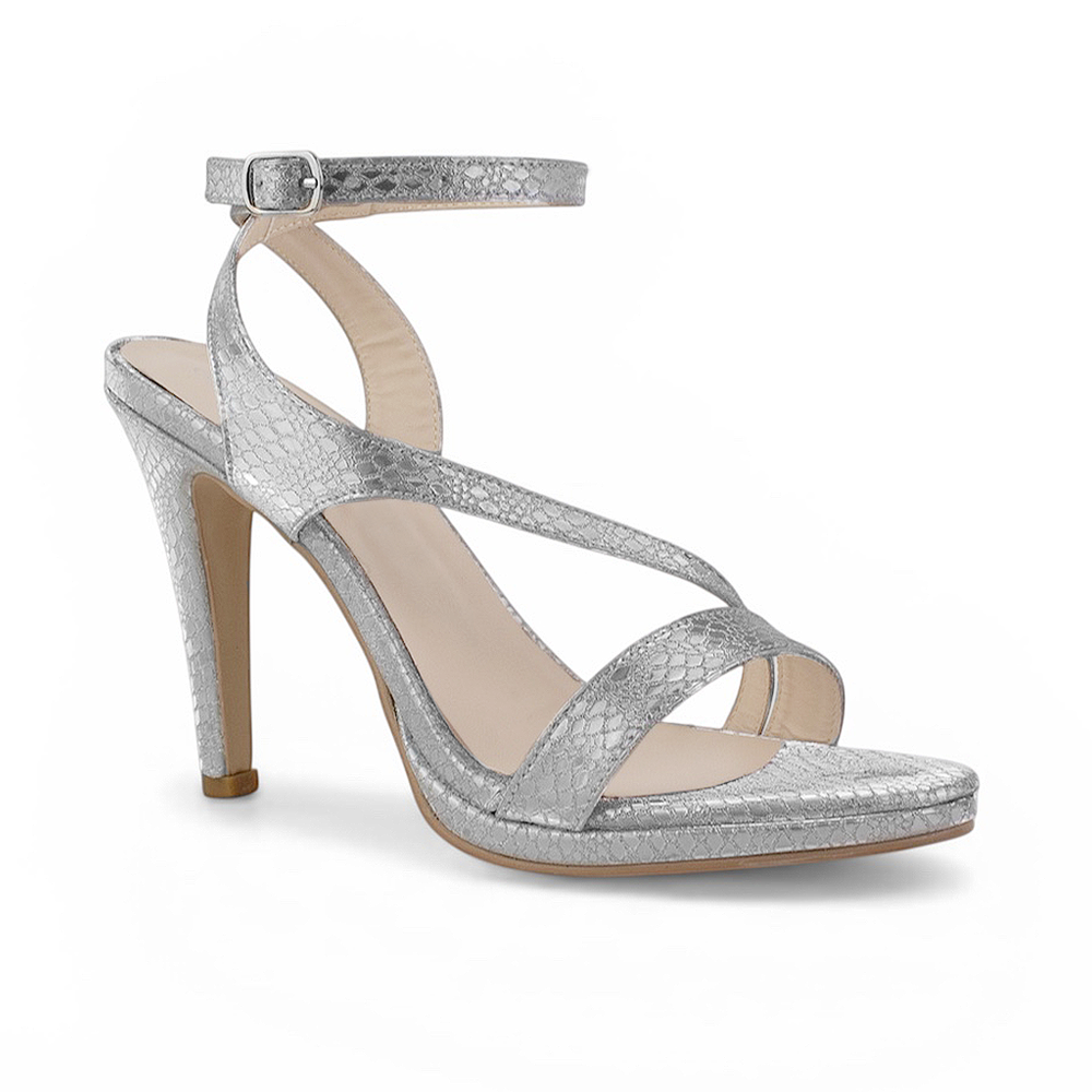 Vista diagonal de zapatillas plateadas con pulsera para mujer de tacón delgado de 11cm
