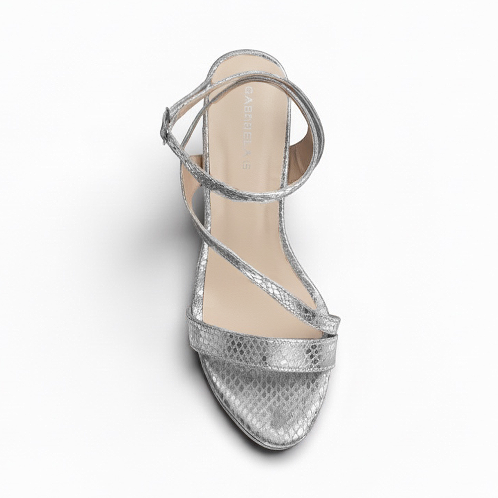 Vista superior de zapatillas plateadas con tiras cruzadas y pulsera ajustable al tobillo para mujer 