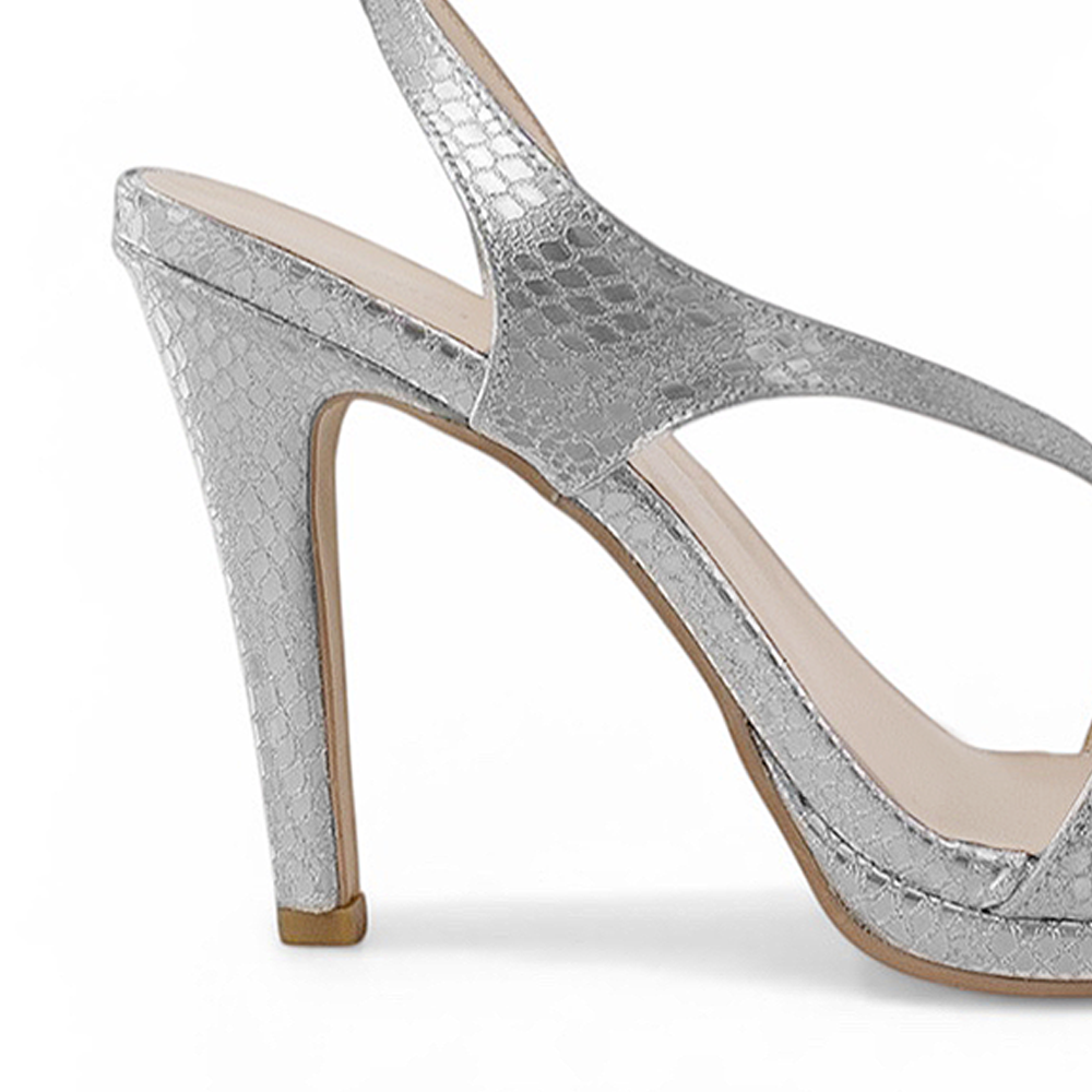 Vista trasera de zapatillas plateadas para mujer con pulsera ajustable al tobillo de tacón delgado de 11cm