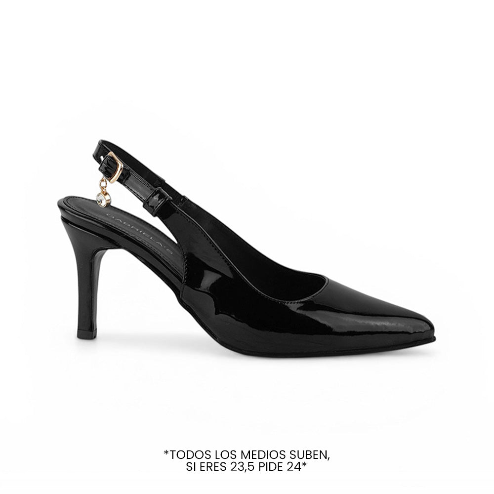 Vista lateral de zapatilla negra stiltto con dije colgante de cristal destalonadas y tacón medio 9cm