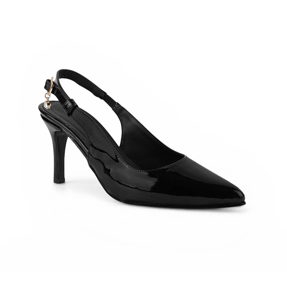 Vista diagonal de zapatilla negra destalonada con dije colgante de cristal para dama y tacón medio 9cm