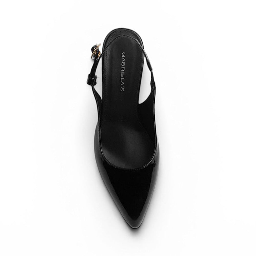 Vista superior de la zapatilla negra destalonada con dije colgante de cristal para dama y tacón medio 9cm 