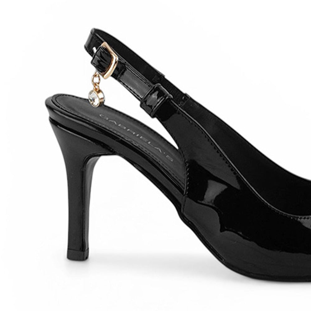 Vista trasera del tacón medio 9cm en la zapatilla negra stiletto con dije colgante de cristal para dama  destalonada 