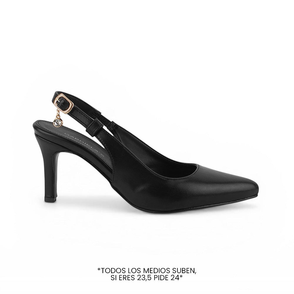 Vista lateral de zapatilla negra stiltto con dije colgante de cristal destalonadas y tacón medio 9cm