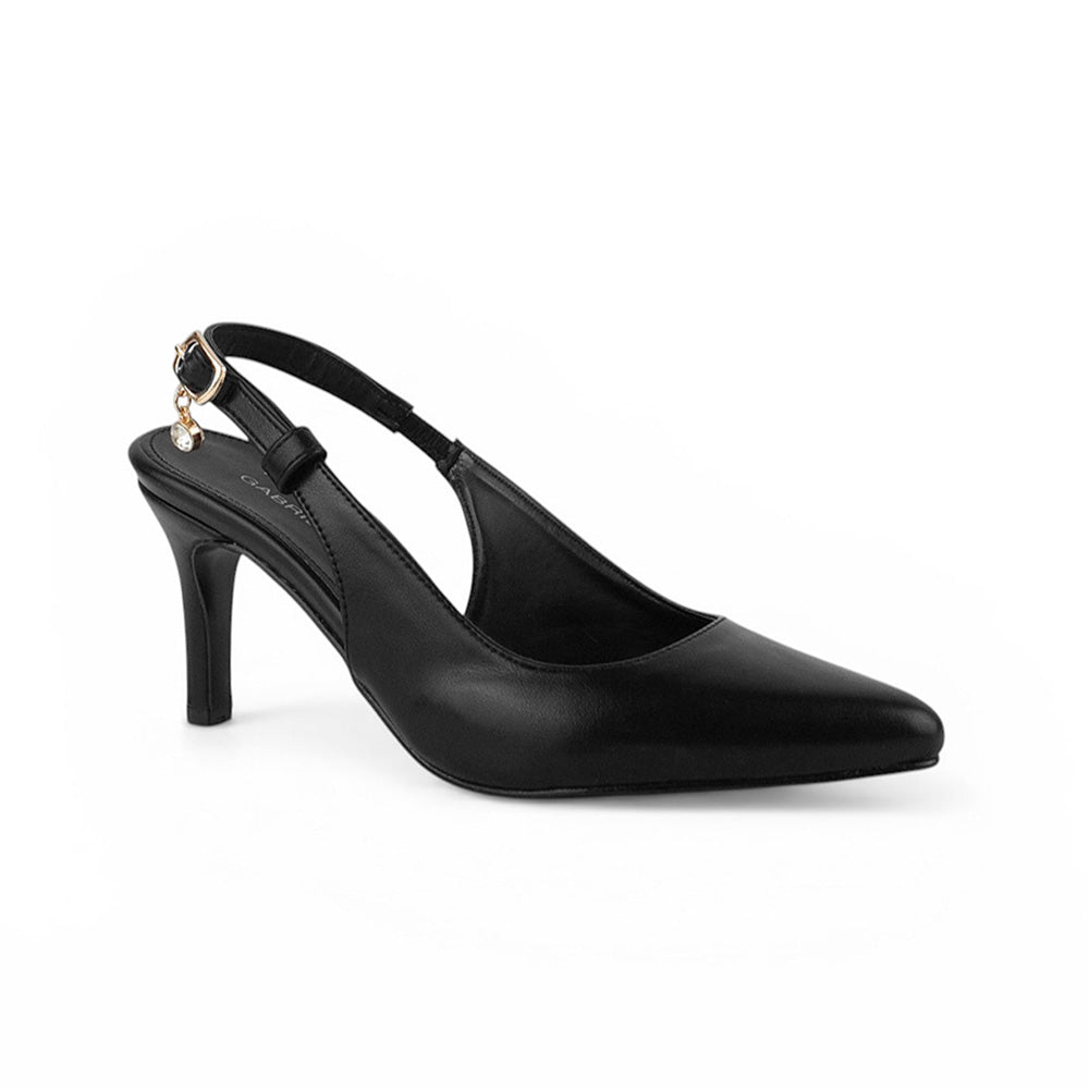 Vista diagonal de zapatilla negra destalonada con dije colgante de cristal para dama y tacón medio 9cm