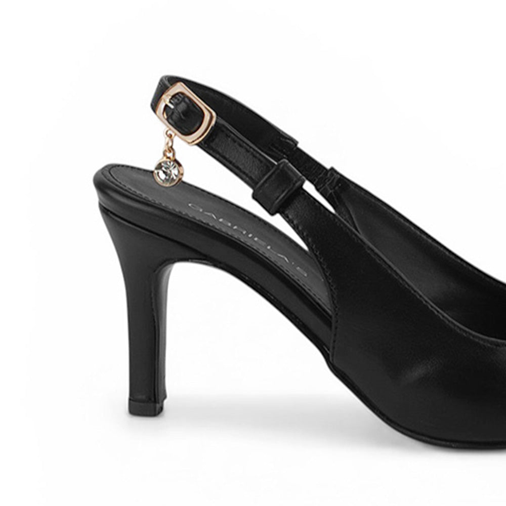 Vista trasera del tacón medio 9cm en la zapatilla negra stiletto con dije colgante de cristal para dama